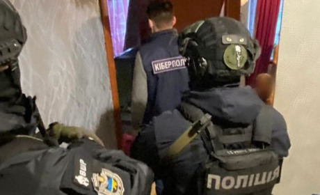 На Полтавщині мати знімала та продавала в Мережі інтимні фото та відео своїх доньок