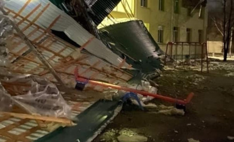 Шквальний вітер зніс дах з дитсадка у Сосниці, — ЗМІ