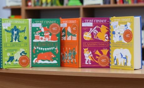 Читай українською! Добірка романів Террі Пратчетта у жанрі фентезі