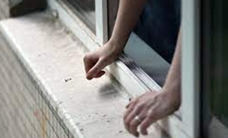 На Чернігівщині нетверезий житель Корюківки вистрибнув із вікна будинку на п’ятому поверсі