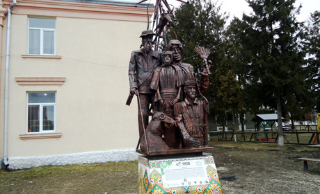 У Вашківцях на честь переберії встановили скульптуру «Вашківецька маланка»