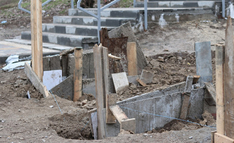 Як облаштовують конструкції під майбутні пандуси біля СШ 3: фотозвіт з місця проведення робіт