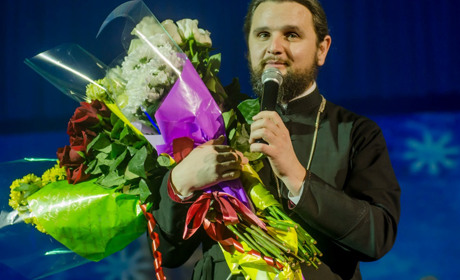 У Покровську виступав батюшка, що співає