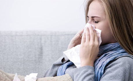 Симптоми «Омікрону»: нежить, лихоманка, біль у горлі. Штам вже підтверджено у Чернівецькій області