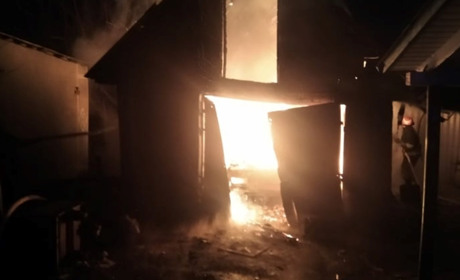 Вночі у Старокостянтинові горів гараж: автомобіль вигорів вщент