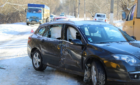 Біля Галенківського озера сталося ДТП: постраждала пасажирка іномарки