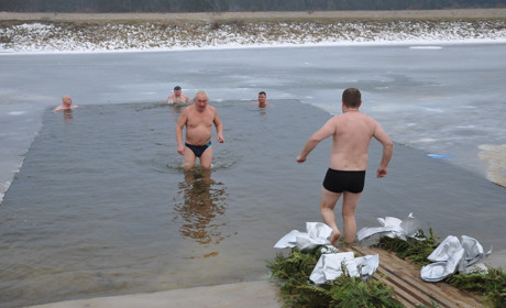 Як моржували на Водохреща у Сарнах. Фоторепортаж