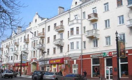 У будинку, де сьогодні кав'ярні та ресторани, у 1941-му було бомбосховище, де загинуло багато людей