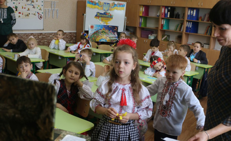 Обійняли маленькими долоньками країну: першачки провели телеміст. Відео