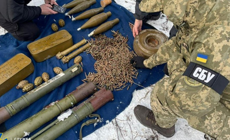 СБУ знайшли схованку з боєприпасами неподалік від Волновахи. Фото