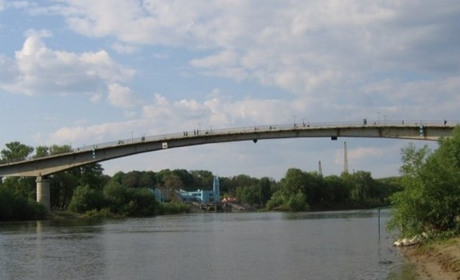 Чернігівські патрульні вмовили жінку не стрибати з мосту. Відео