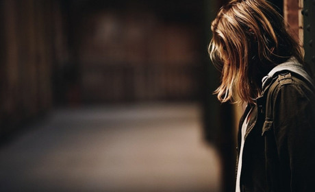 У Гадячі жінка посеред вулиці душила маленьку дівчинку: її покарали