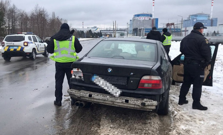 Кинув BMW та навтьоки. 27-річний нетішинець під дією марихуани здійснив ДТП та тікав від поліції