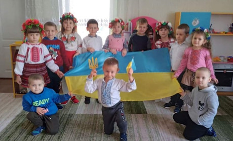 Ланцюг єдності, найбільший прапор в повітрі, покладання квітів.