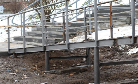 Як виглядають конструкції пандусу, який облаштовують у пішохідній зоні по вул. Шевченка: фото