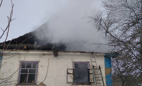 У житловому будинку на Старокостянтинівщині через піч сталася пожежа