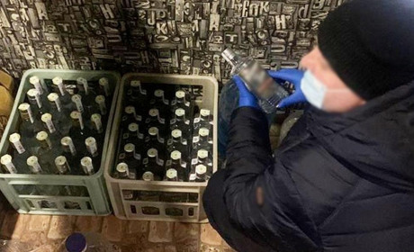 Компаньйонів, які виготовляли горілку і продавали як алкоголь відомих брендів, викрили поліціянти