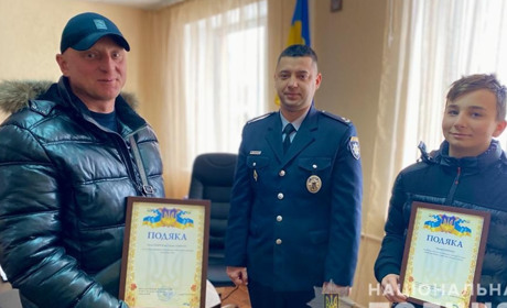 У Новограді-Волинському поліцейські відзначили підлітка за допомогу у порятунку життя чоловіку