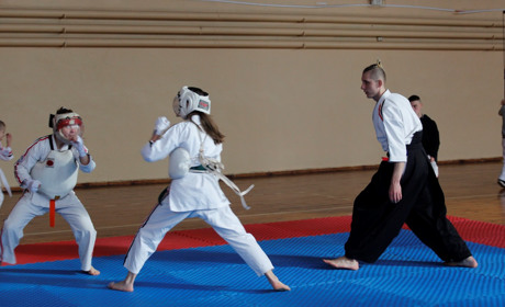 Попаснянські спортсмени здобули перемоги на чемпіонаті Попасної з карате: результати та відео