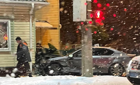 Lexus в'їхав у будинок на вулиці Молодчого. Подробиці ДТП
