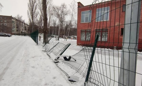 Чотири секції паркану дитсадка №45 знесли невідомі, залишивши після себе деталь автівки