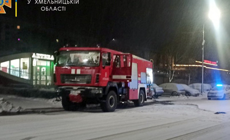 У Нетішині надзвичайники врятували від знищення вогнем магазин електроніки "Алло"