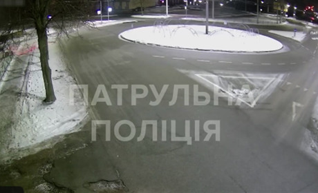 У Чернігові автівка протаранила паркан, після чого відразу поїхала з місця ДТП