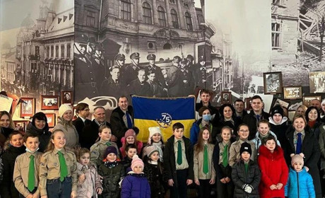 У музеї Степана Бандери розгорнули ювілейний прапор СУМ, який прибув до України