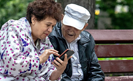 Навесні сірогозькі пенсіонери 60+ отримають безкоштовні смартфони, але тільки ті, хто вакцинувався