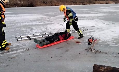 Сарненські рятувальники дістали мертвого чоловіка з річки Случ