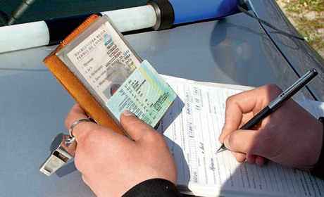 Поліція штрафує за “старі” водійські права: чи можна не сплачувати штрафи за таке “порушення”?