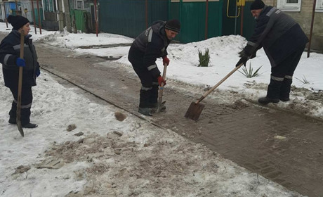 И не важно, что выходной: очистили ото льда самый большой тротуар в Попасной