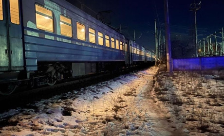 У Чернігові 17-річна дівчина, яка перетинала залізничні колії, потрапила під потяг