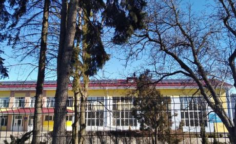 На даху волноваської п'ятої школи встановлюють сонячні панелі: відео