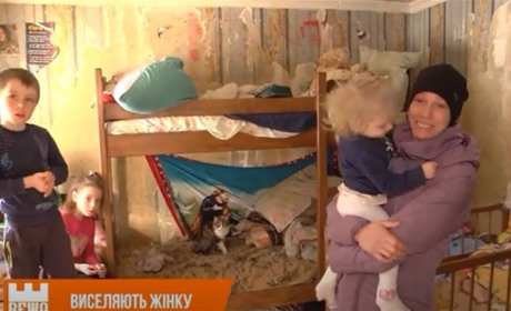 На Надвірянщині з хати виселяють багатодітну матір-одиначку