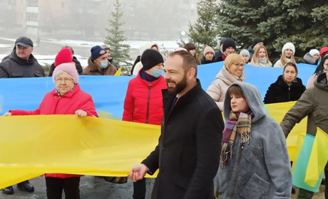 Разом заспівали Гімн та урочисто підняли Державний Прапор: на Лозівщині відзначили День єднання
