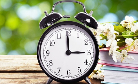 Переводимо годинники на літній час: година, дата, і чи скасують перехід