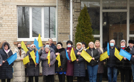 «З Україною в серці!»: в Первомайському коледжі відбувся патріотичний флешмоб