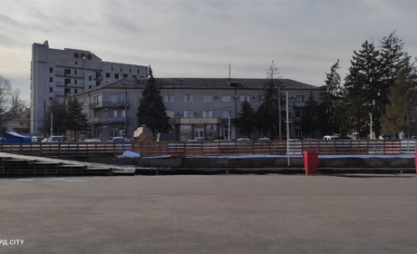 Ковзанку на центральній площі розбирають: фотофакт