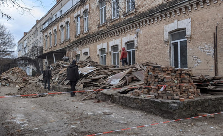 У Первомайську на Грушевського почали реконструювати стару будівлю: фотофакт
