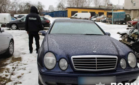 У Шостці правоохоронець стріляв в автомобіль