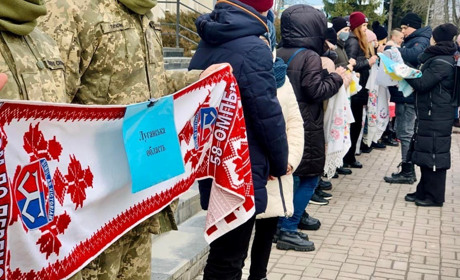 Живий ланцюг, військовий оркестр та молитва: як у Конотопі відзначили день Героїв Небесної Сотні
