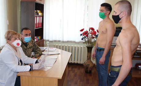 Медикам у чернігівському військкоматі піднімуть зарплати. Скільки вони отримуватимуть і звідки гроші