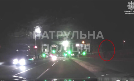 Чернігівські патрульні зняли жінку з Красного мосту