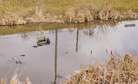 Чернігівські комунальники дістали зі Стрижня крісло. Фото