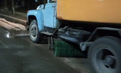 В Барі чистять дороги від залишків протиожеледних сумішей. Водіїв просять правильно паркуватися