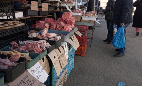 Продукти є, хоча й не весь асортимент, ціни не піднімали: Первомайський ринок у другу добу війни