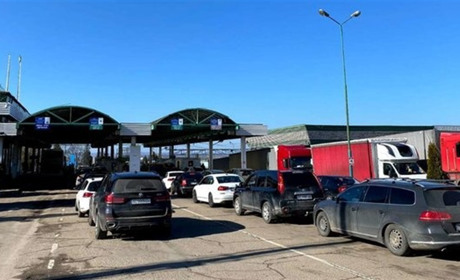 Виїзд чоловіків з України за кордон обмежили: які є винятки