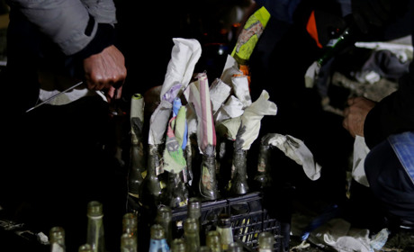 Нікопольці виготовляють коктейлі молотова: як мешканці готуються до оборони міста