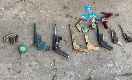 На Старокостянтинівщині у пенсіонера з проросійськими поглядами поліцейські вилучили саморобну зброю